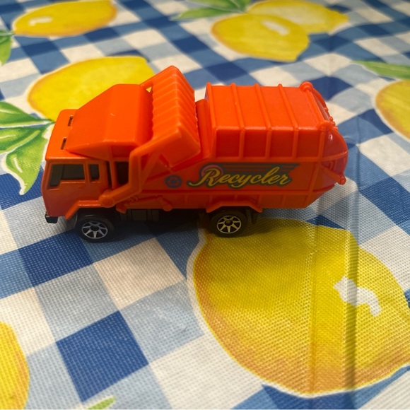 Hot Wheels 1991 Recycler-Garbage Truck Orange Working Front Loader - Picture 6 of 10